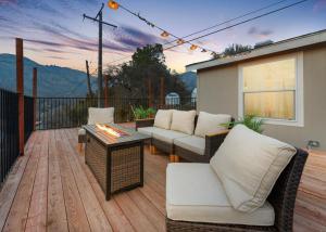 三河城4 Miles to Sequoia NTL Park的平台上设有带沙发和桌子的庭院