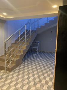科托努Timba belleVilla的一间铺有瓷砖地板的客房内的金属楼梯