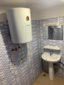 科托努Timba belleVilla的一间带卫生间和水槽的浴室