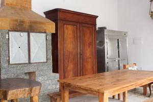 巴纳纳尔Fazenda Dos Coqueiros-Bananal-SP的桌子旁的木柜和冰箱