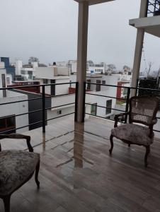 TeziutlánFabuloso Departamento en Teziutlán, Puebla的市景阳台配有2把椅子