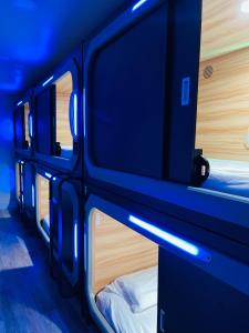 纽约KAMA CENTRAL PARK的蓝色灯的客房内的一组双层床