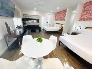 迈阿密海滩Greenview Hotel By Lowkl的客厅配有床和桌椅