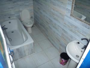 卢克索卢克索鲍勃马利酒店的带浴缸、卫生间和盥洗盆的浴室