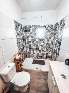 阿尔热祖尔Casa Dom Simões的浴室配有卫生间、浴缸和水槽。
