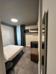 米兰22马索酒店的酒店客房配有一张床和一个壁炉。