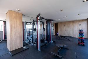 圣保罗MARCOLINI - Flat Luxo Bela Cintra的一间健身房,里面配有几台跑步机