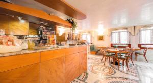 威尼斯安提卡卡萨卡雷托尼酒店的厨房以及带桌椅的用餐室。