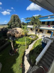 圣地亚哥洛斯卡巴萨纳萨尔瓦多亚尔丁赛克勒托旅舍的享有花园建筑的空中景致