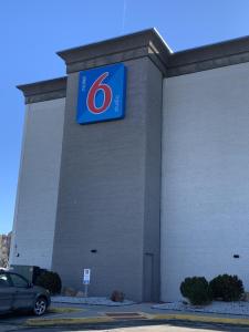 林垦Motel 6-Lincoln, NE - Airport的建筑的侧面有标志