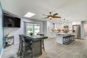 哈瓦苏湖城Sunny Arizona Oasis with Views - 2 Mi to Lake Havasu的厨房配有桌椅和吊扇。
