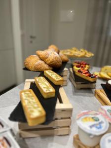 TeanaB&B Il Mercantello的一张桌子,上面放着不同类型的面包和糕点