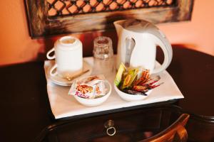 Kalyviahostel lake plastira的茶壶和茶杯的桌子