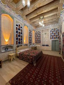 布哈拉Bibi-Khanym Hotel的卧室配有一张大床,位于带架子的房间