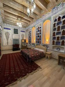 布哈拉Bibi-Khanym Hotel的一间大房间,配有床和地毯