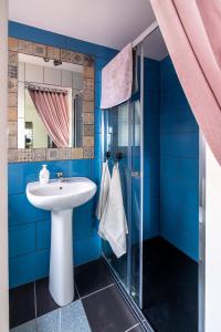 Quinta do AlmeidaPanoramic House的一间带水槽和玻璃淋浴的浴室