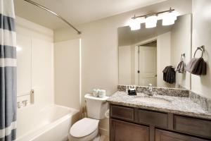 摩押6A Family Friendly RedCliff Condo POOL & HOT TUB (Pet Friendly)的浴室配有盥洗盆、卫生间和浴缸。