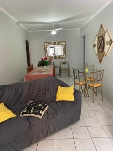 蒙加瓜Apartamento beira mar Centro da cidade WiFi grátis的客厅配有沙发和桌子