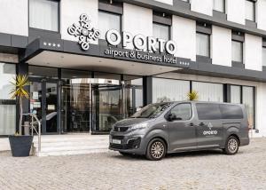 马亚Oporto Airport & Business Hotel的停在大楼前的银车