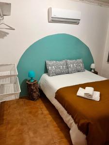 Refúgio dos Mauzinhos的一间卧室配有一张蓝色床头板的床