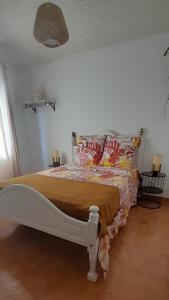 Refúgio dos Mauzinhos的一间卧室配有一张床,床罩
