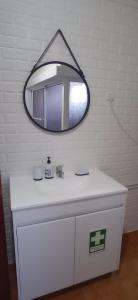 Refúgio dos Mauzinhos的浴室设有白色水槽上方的镜子