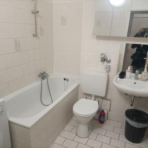 DelkenheimFMI44 Furnished Accommodation的白色的浴室设有卫生间和水槽。