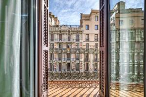 巴塞罗那Beautiful 4bd 4ba apartment in Eixample District的从建筑的窗户欣赏美景