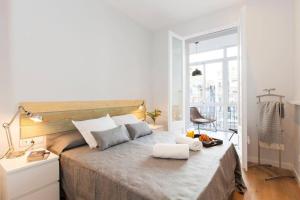 巴塞罗那Perfectly located 4-bed 4-bath apartment in Barcelona 2-1的一间卧室设有一张大床和大窗户
