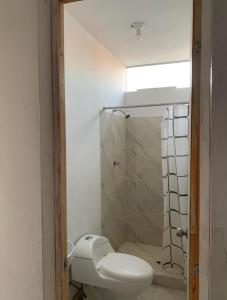 曼克拉Sand house的一间带卫生间和淋浴的浴室