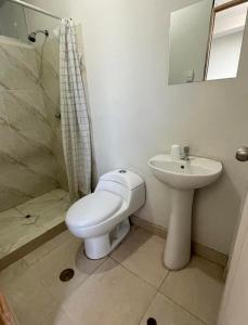 曼克拉Sand house的浴室配有卫生间、盥洗盆和淋浴。