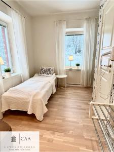 哥德堡C Apartments Annedal的一间卧室设有一张床和一个窗口