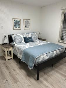 夏延2BR Gem: Modern Comfort & Style的一间卧室配有一张带蓝色毯子的大床