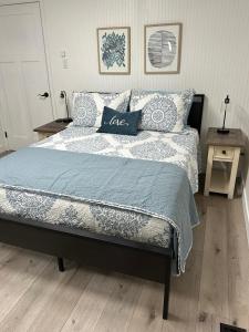 夏延2BR Gem: Modern Comfort & Style的一间卧室配有一张带蓝色和白色棉被的床