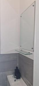 伯恩利Stylish & modern studio in Burnley的一间带镜子和水槽的浴室