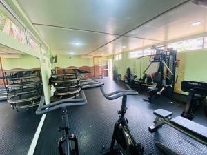 巴雷里尼亚斯Gran Lençóis Flat Residence的健身房设有数台跑步机和健身自行车