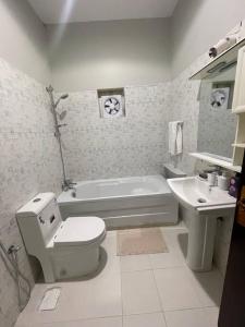 麦地那Fully furnished family house的白色的浴室设有卫生间和水槽。