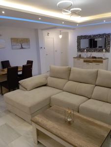 格拉纳达El Diez de Sultana的客厅配有沙发和桌子