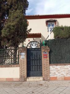 格拉纳达El Diez de Sultana的一座带栅栏的房子上的一扇黑色门