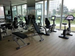 埃斯特角城Playa Brava Parada 7的大楼里健身房里有很多健身器材