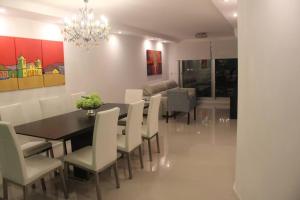 埃斯特角城Playa Brava Parada 7的一间用餐室,配有黑桌和白色椅子