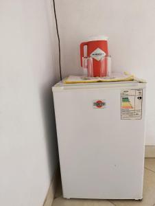 LuqueMangoty Apartamento的上面有搅拌机的白色冰箱