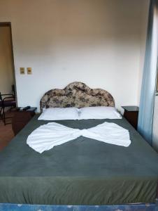 LuqueMangoty Apartamento的一间卧室配有一张带白色床单和床头板的床。