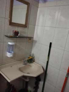 LuqueMangoty Apartamento的一间带水槽和镜子的浴室