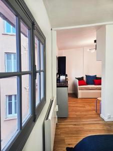 图卢兹L'Idrac, Appartements en Hyper centre的客厅设有大窗户和沙发