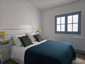 图卢兹L'Idrac, Appartements en Hyper centre的一间卧室设有一张大床和一个窗户。