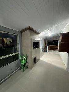 新汉堡市Casa Liberdade的一间白色的大房间,里面摆放着绿椅
