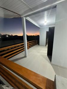 新汉堡市Casa Liberdade的黄昏时分享有城市美景的阳台