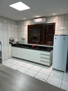 新汉堡市Casa Liberdade的厨房配有水槽和冰箱