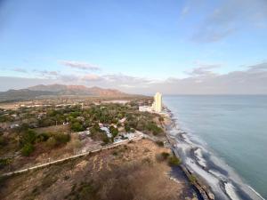 新戈尔戈纳Apartamento de playa con calor de hogar的享有海滩和海洋的空中景致